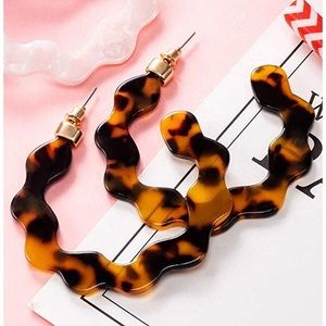 Wavy hoop resin earring